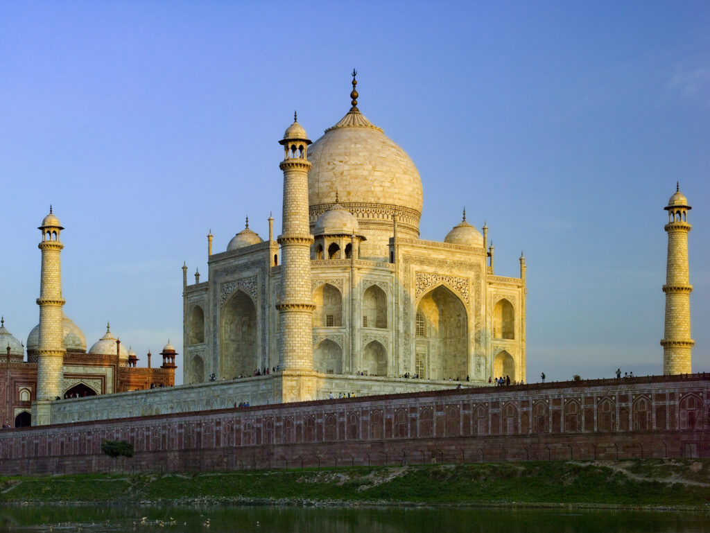 Taj Mahal Visit on a Same-Day Tour by Gatimaan Express"
