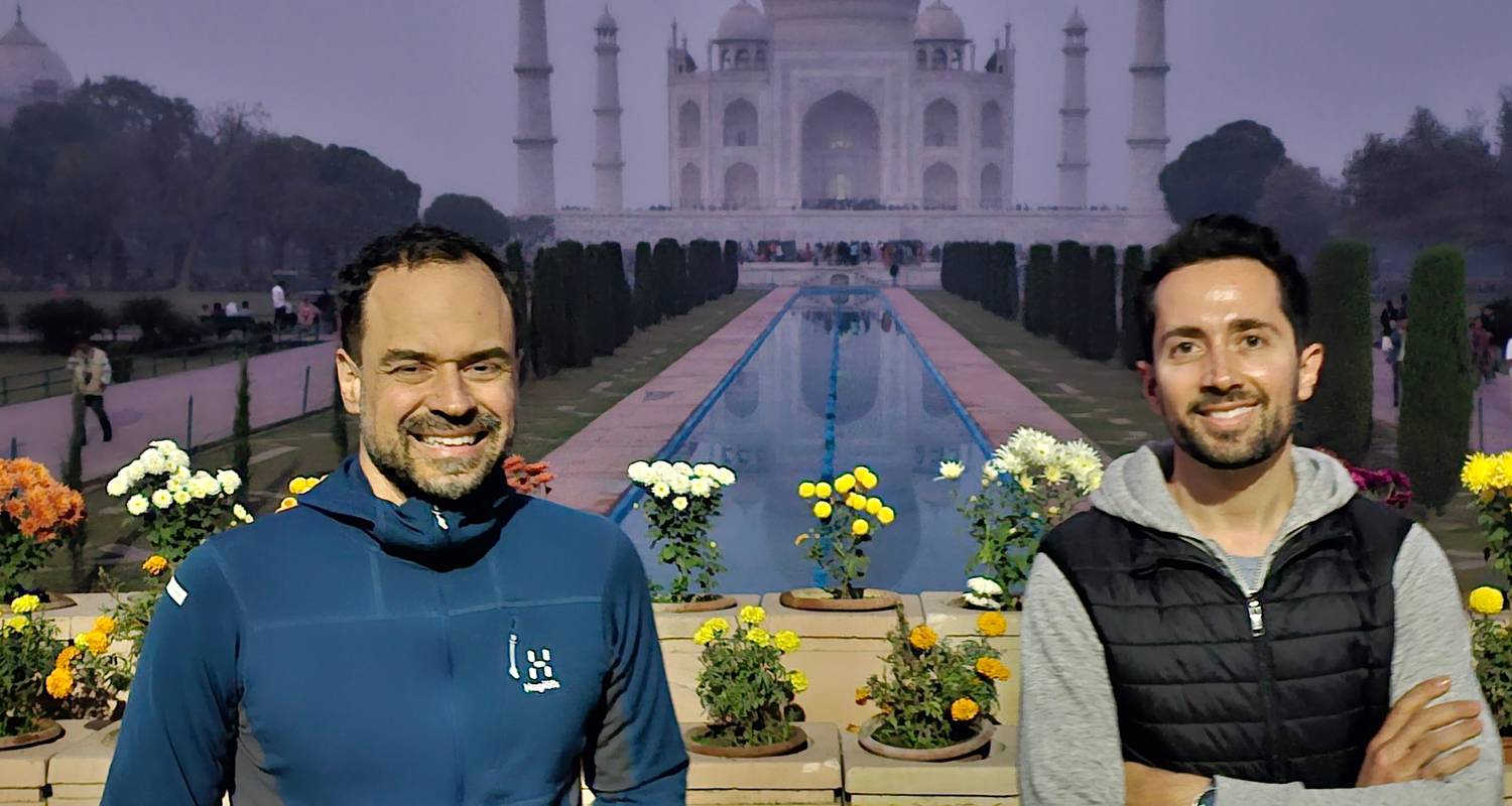 Golden Triangle Tour 5 days Happy client in front of taj mahal